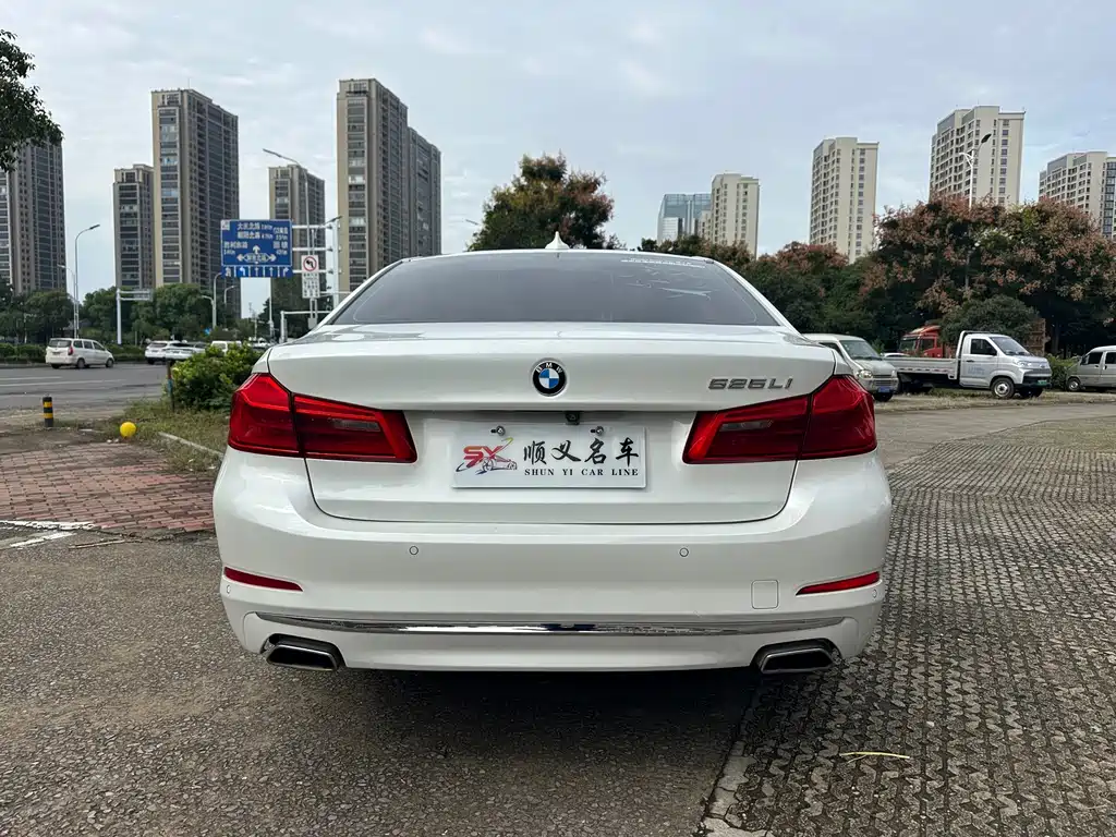BMW 5 Series — фото 5