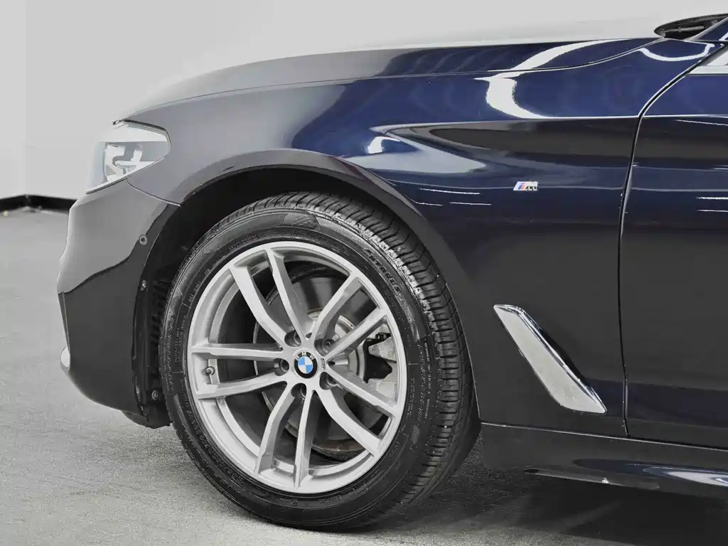 BMW 5 Series — фото 32