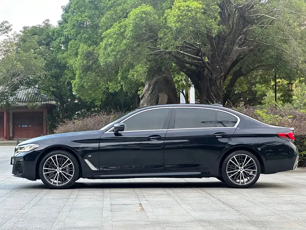 BMW 5 Series — фото 13
