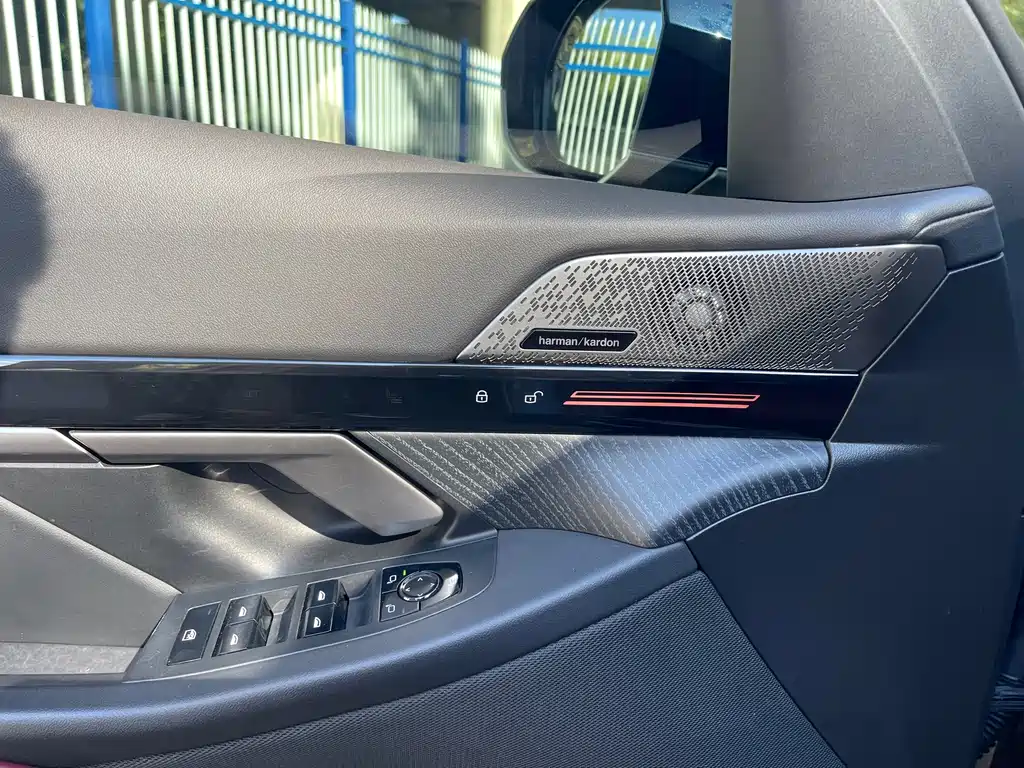 BMW 5 Series — фото 14
