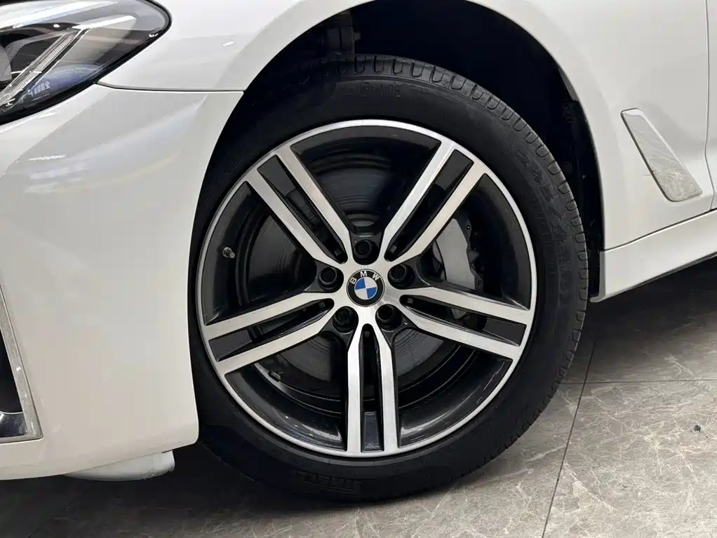 BMW 5 Series — фото 19