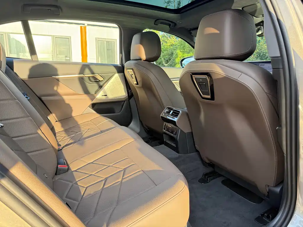 BMW i5 — фото 15