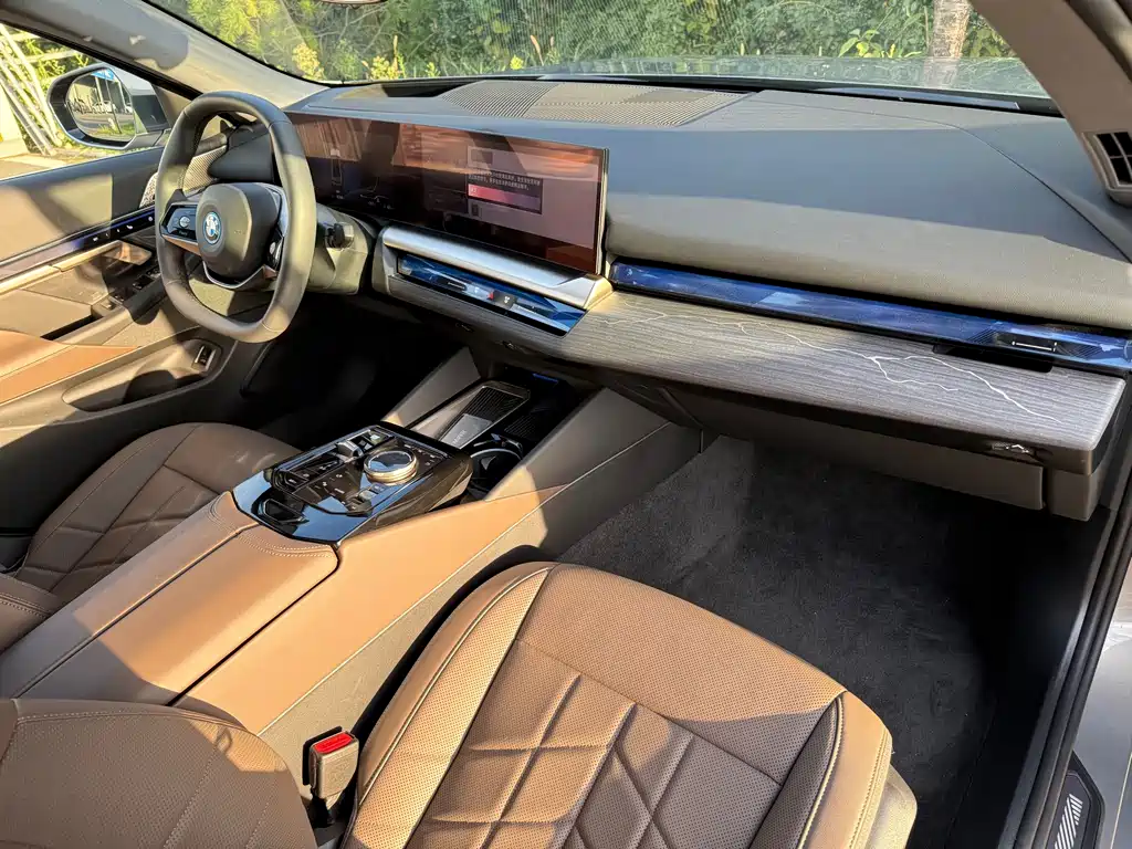 BMW i5 — фото 18