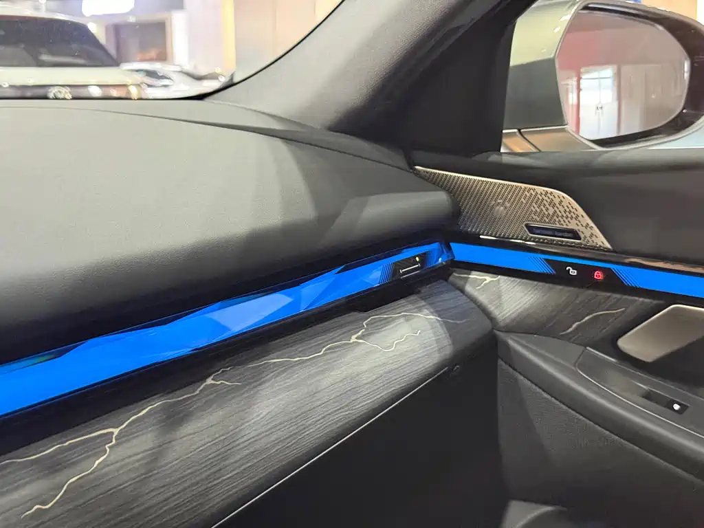 BMW i5 — фото 39
