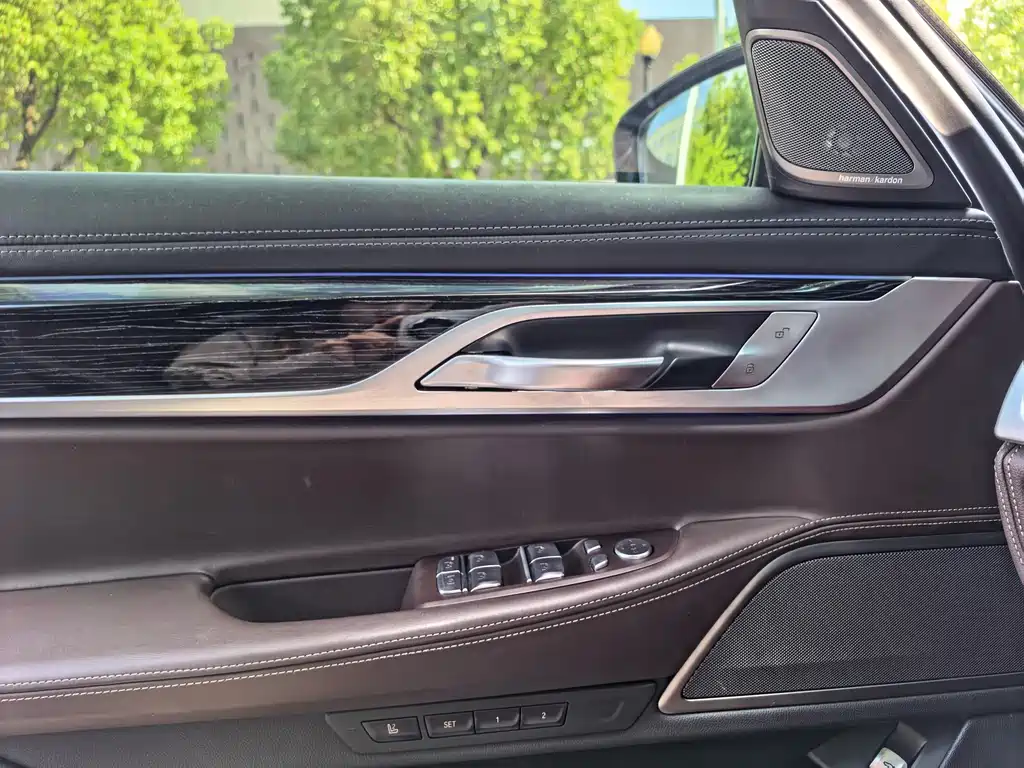 BMW 7 Series — фото 17
