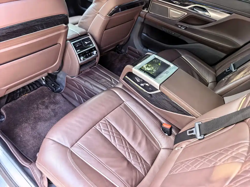 BMW 7 Series — фото 22
