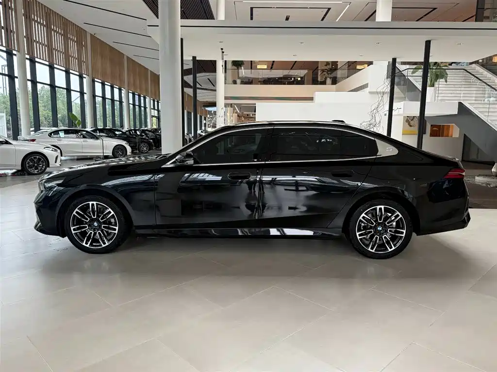 BMW 5 Series — фото 11