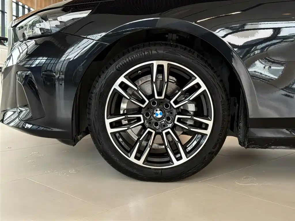 BMW 5 Series — фото 10