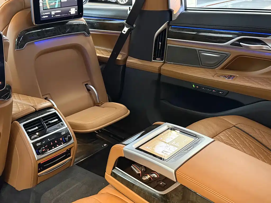 BMW 7 Series — фото 11