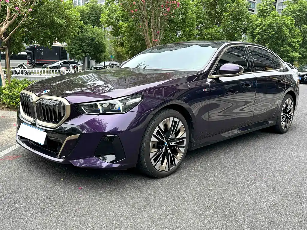 BMW 5 Series — фото 1