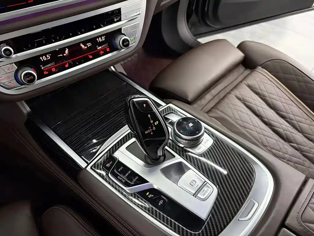 BMW 7 Series — фото 10