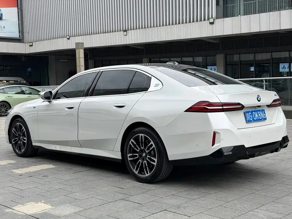 BMW 5 Series — фото 4