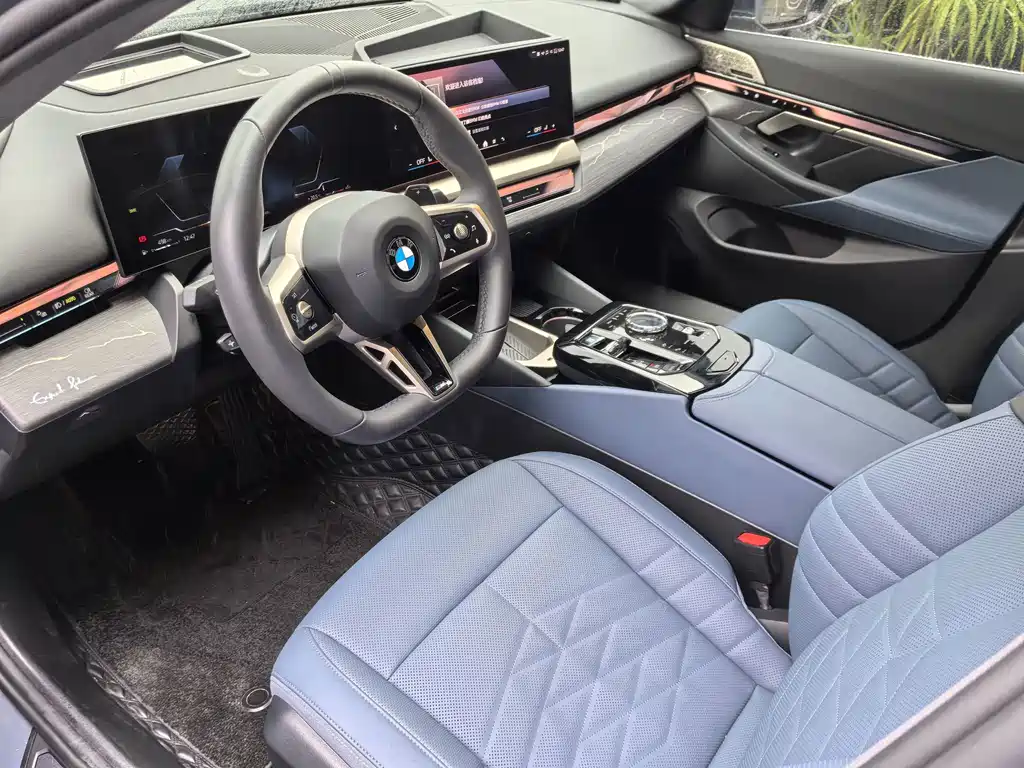 BMW 5 Series — фото 13