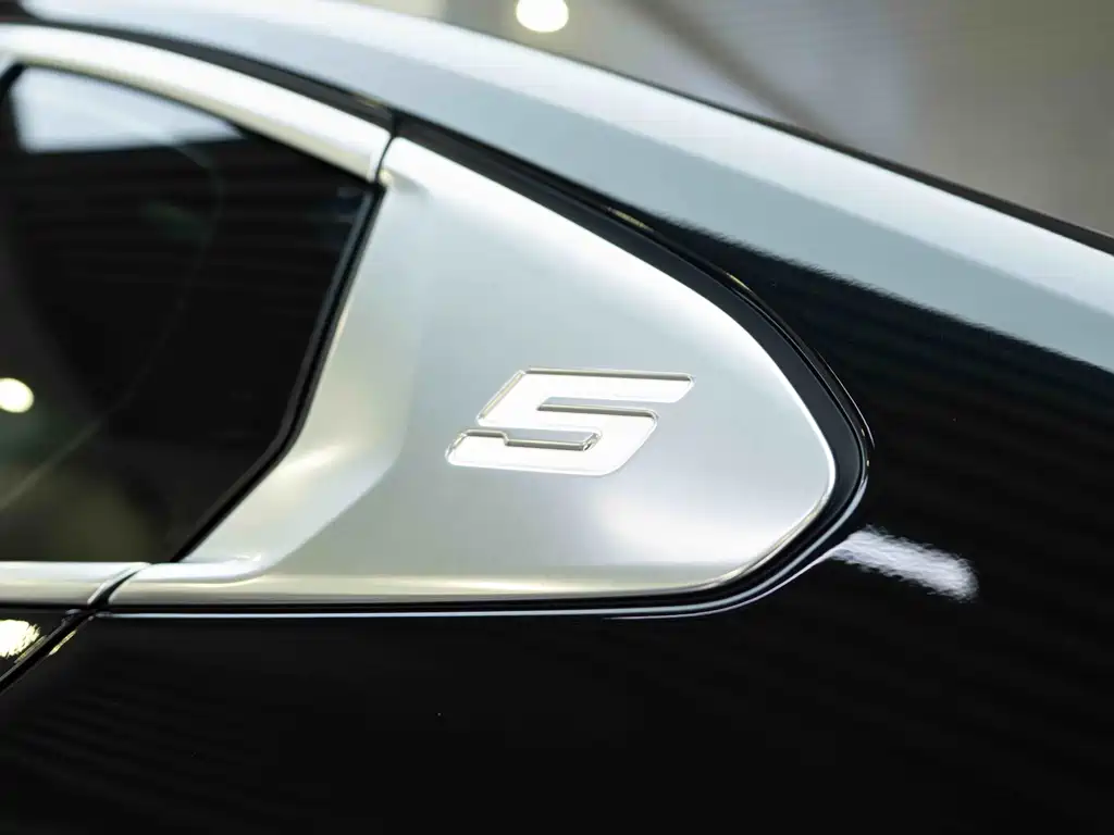 BMW 5 Series — фото 18