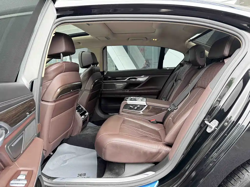 BMW 7 Series — фото 10