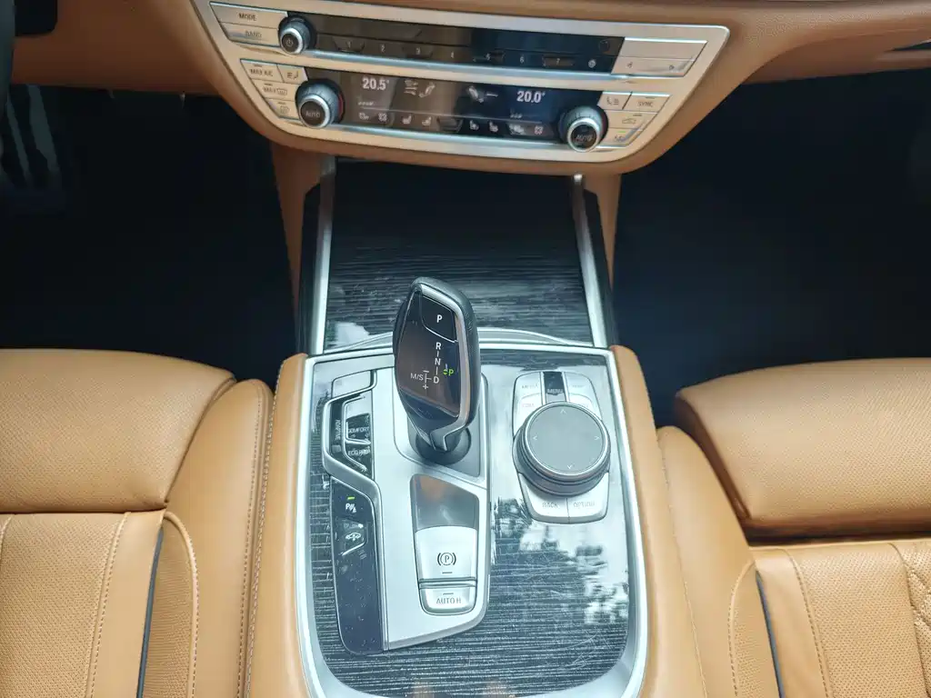BMW 7 Series — фото 18