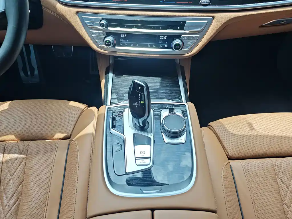 BMW 7 Series — фото 23