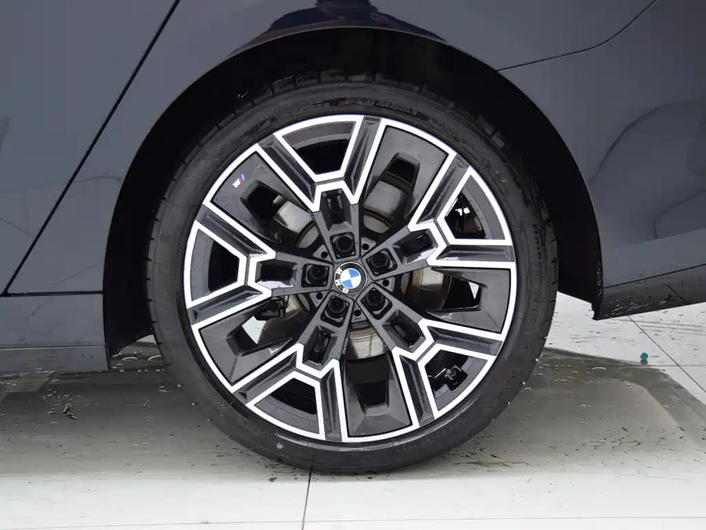 BMW 5 Series — фото 29