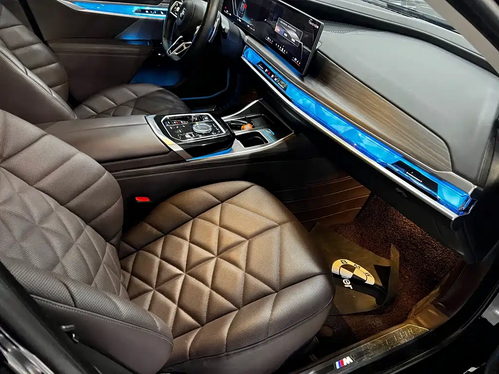 BMW 7 Series — фото 13