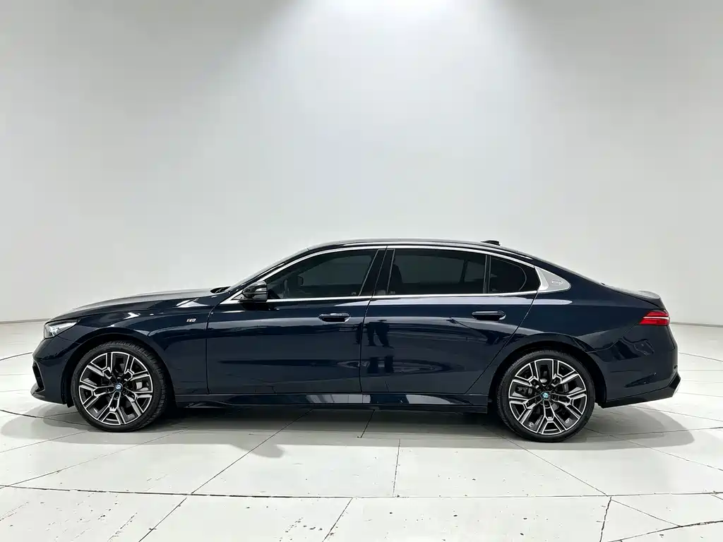 BMW 5 Series — фото 9