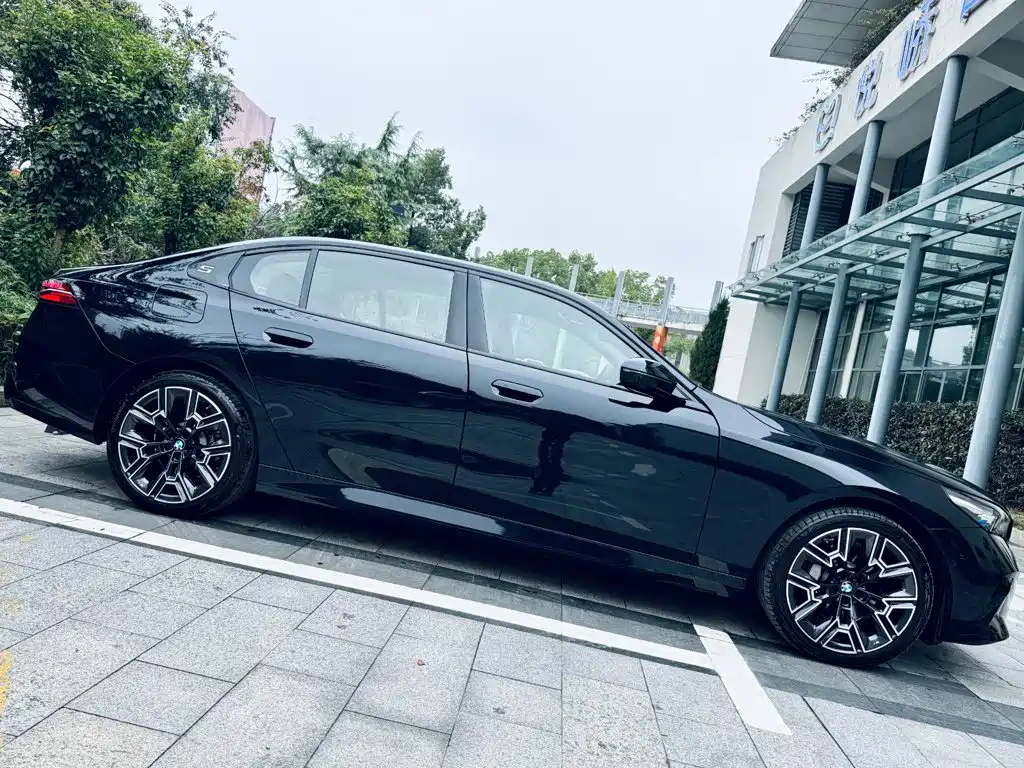 BMW 5 Series — фото 2