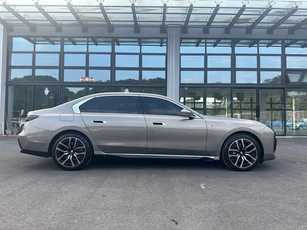 BMW 7 Series — фото 9