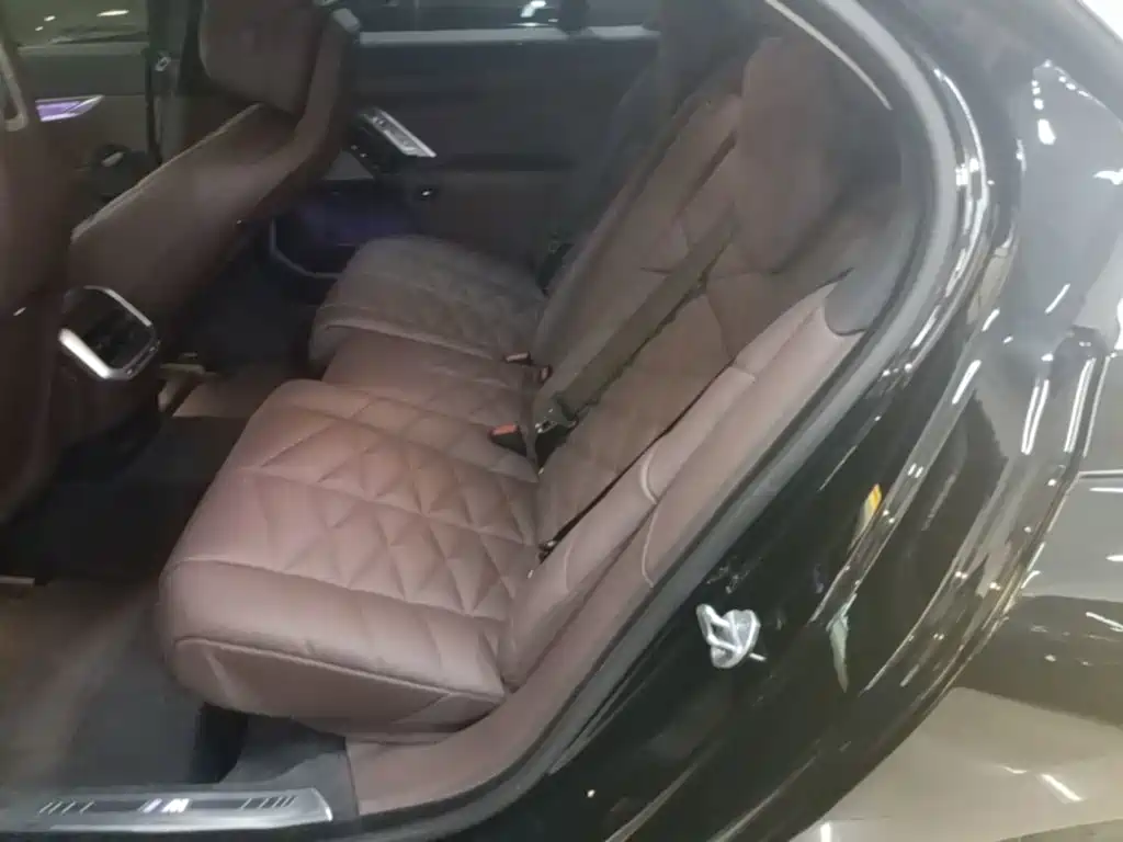 BMW 7 Series — фото 17