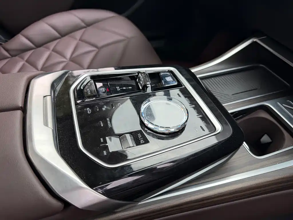 BMW 7 Series — фото 14
