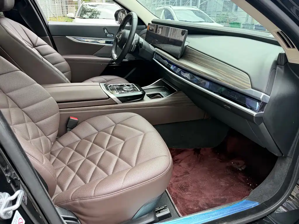 BMW 7 Series — фото 15