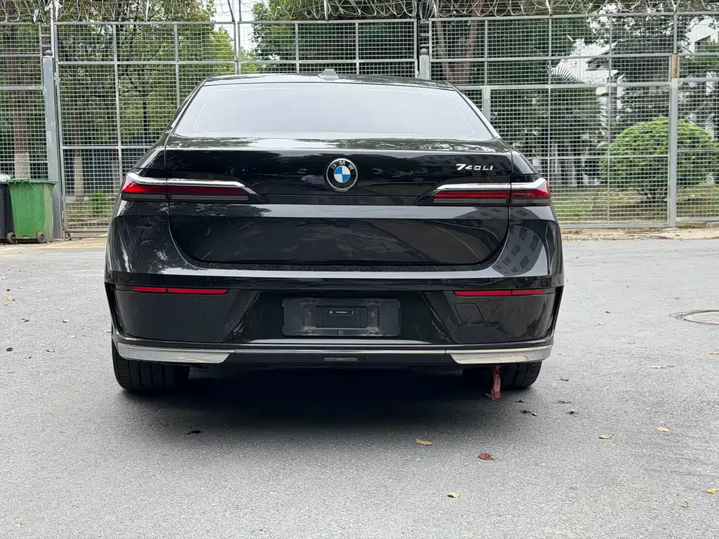 BMW 7 Series — фото 17