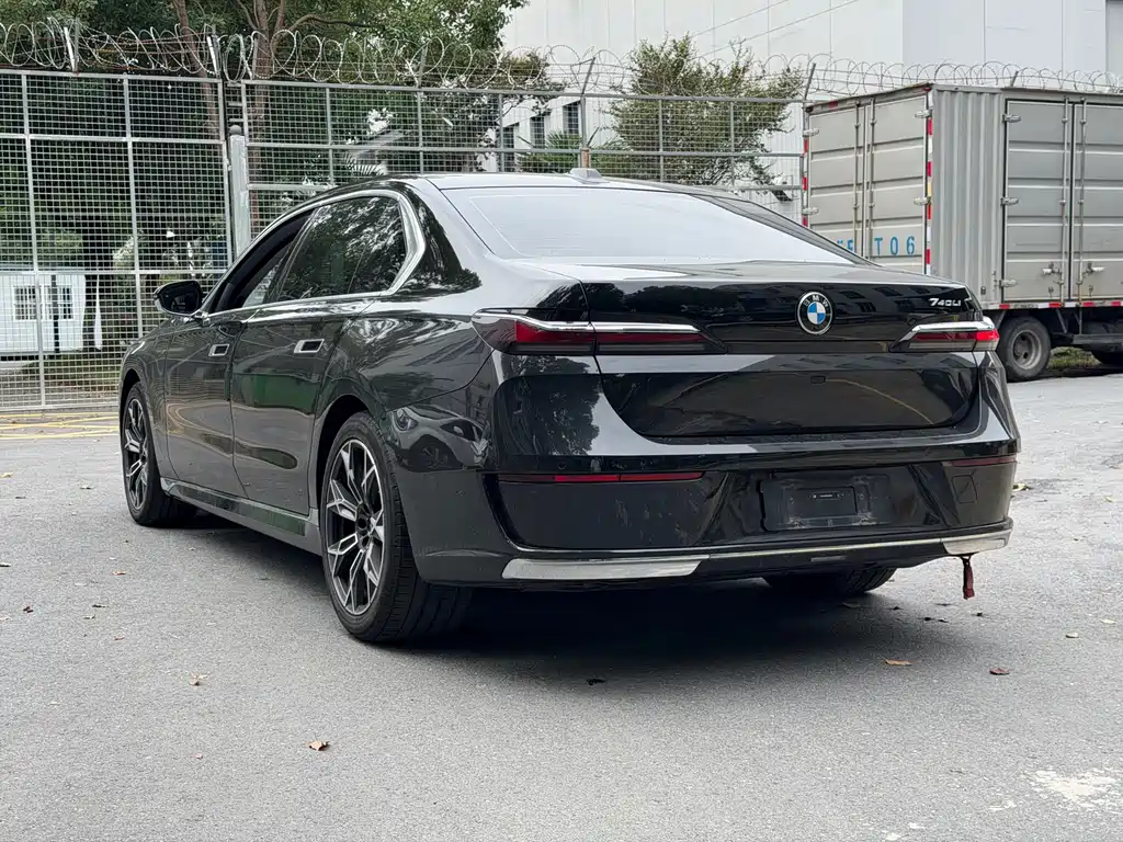 BMW 7 Series — фото 18
