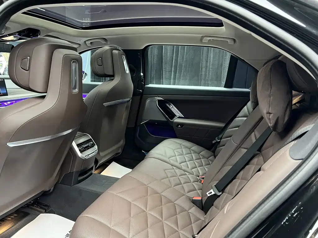 BMW 7 Series — фото 11