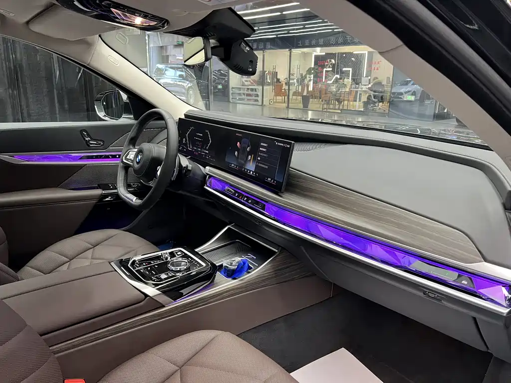 BMW 7 Series — фото 13