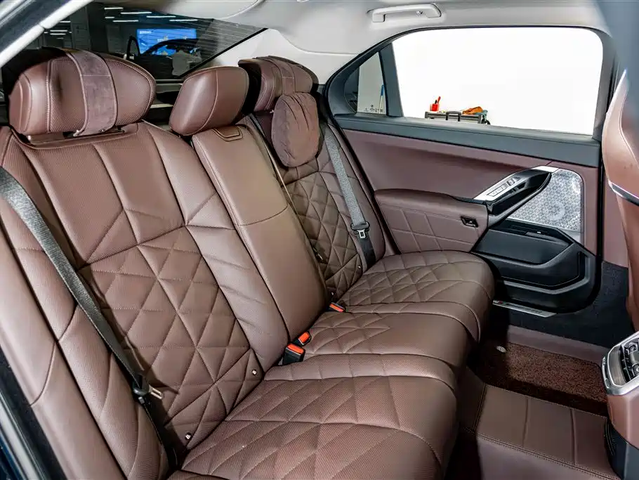 BMW 7 Series — фото 23