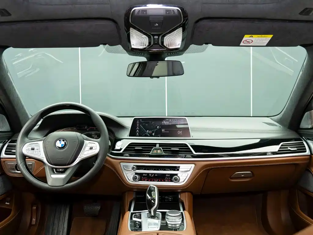 BMW 7 Series — фото 15