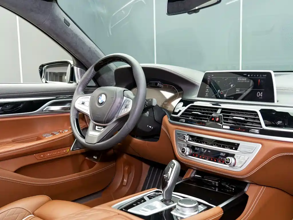BMW 7 Series — фото 17