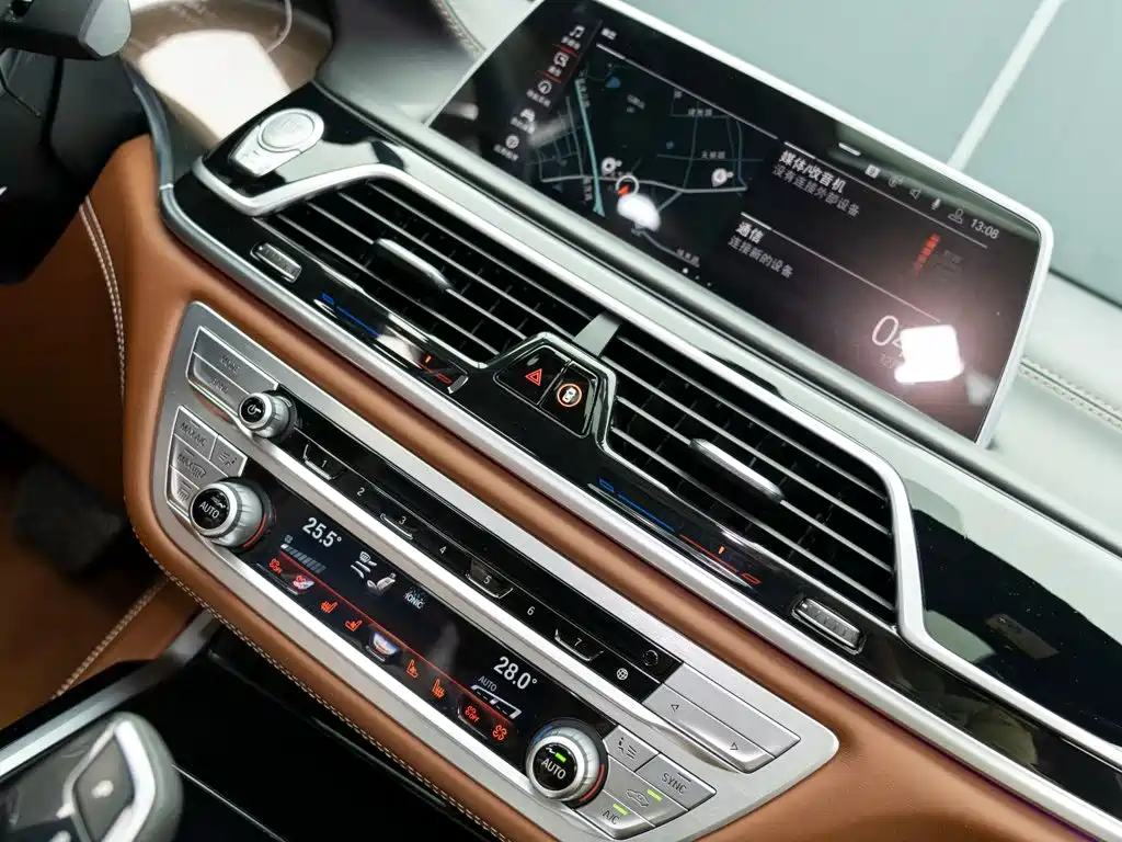 BMW 7 Series — фото 18