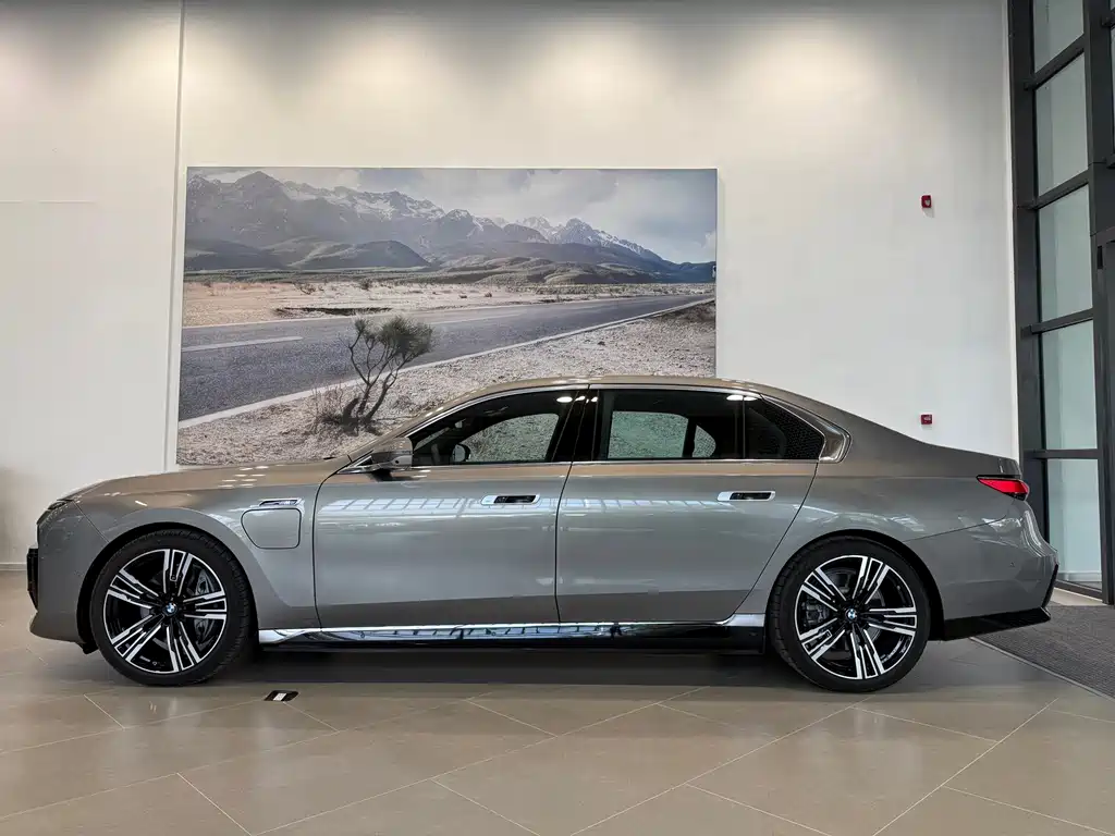 BMW i7 — фото 2