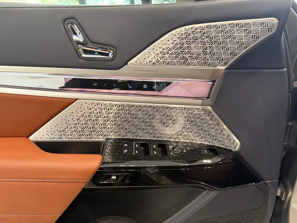 BMW i7 — фото 7