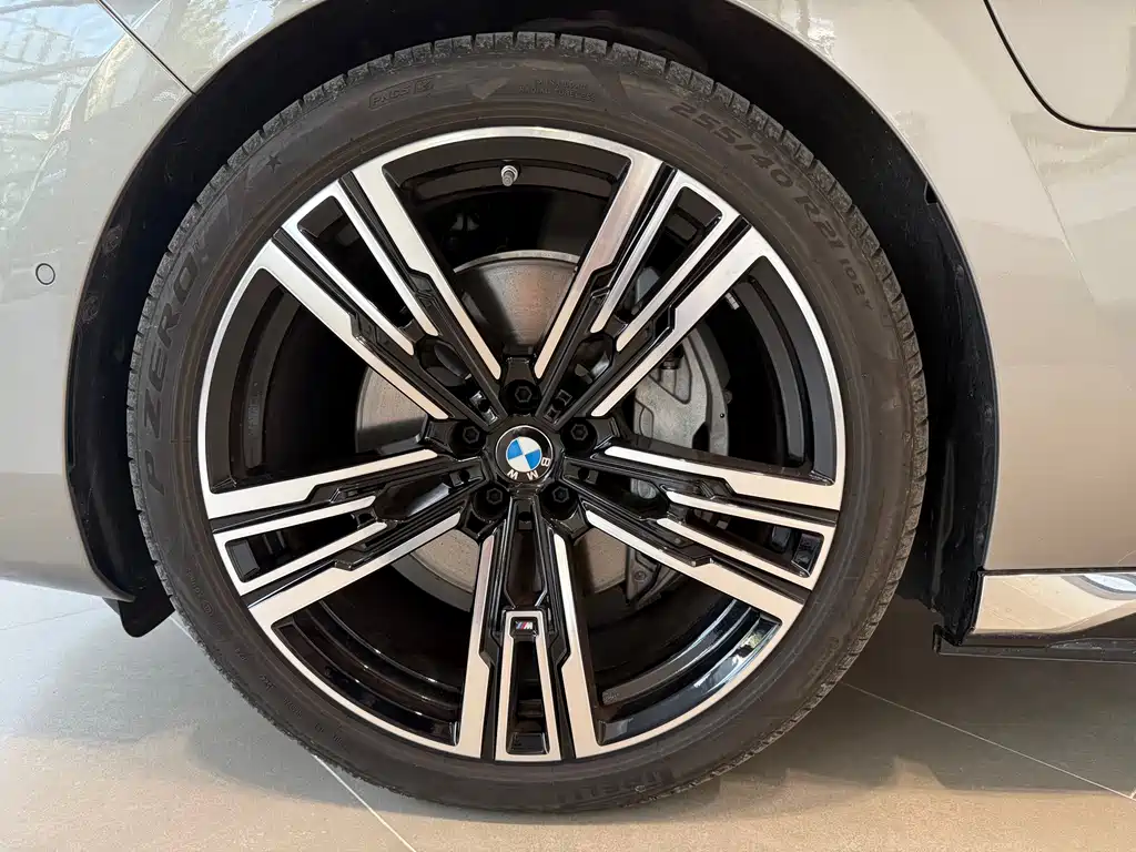 BMW i7 — фото 9