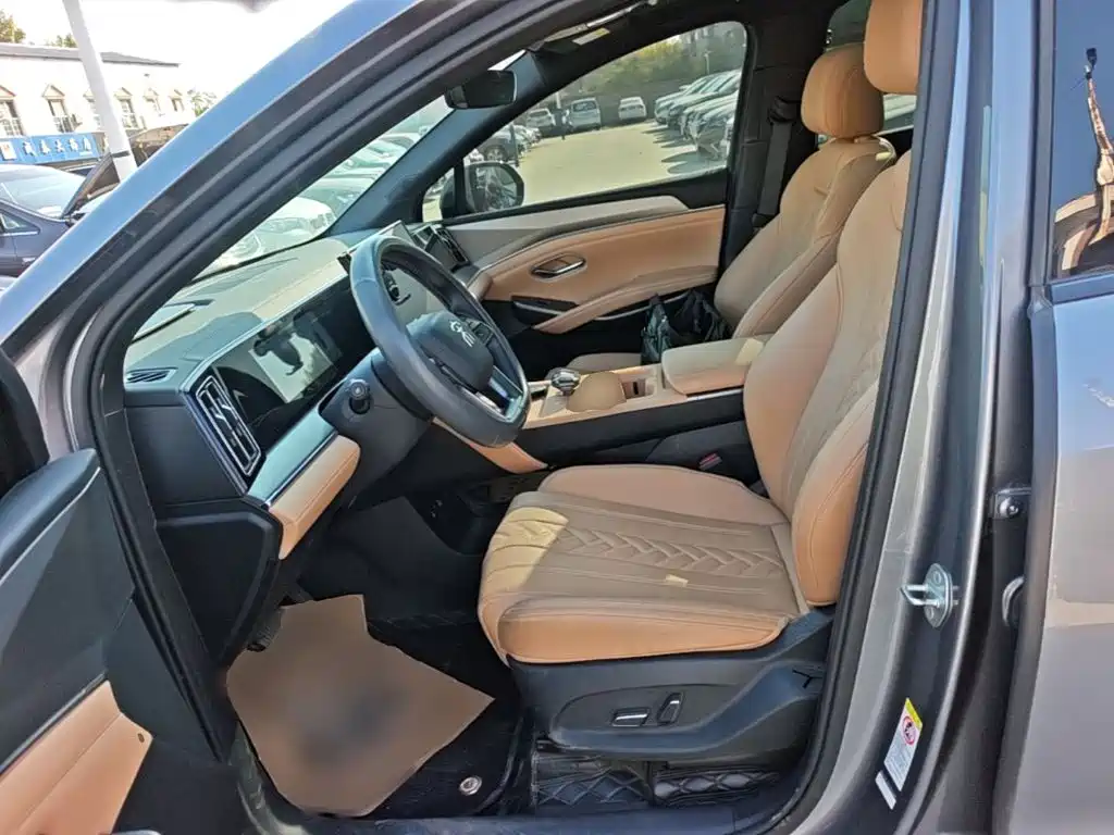 BYD L DM-i — фото 15