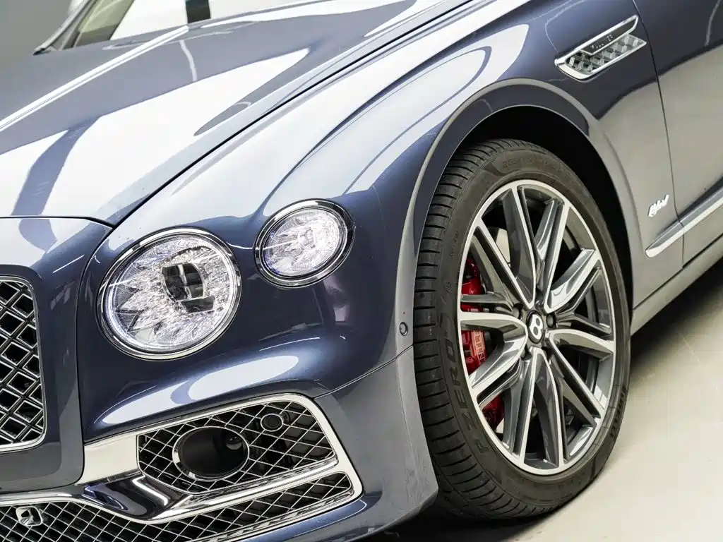 Bentley Flying Spur PHEV — фото 3