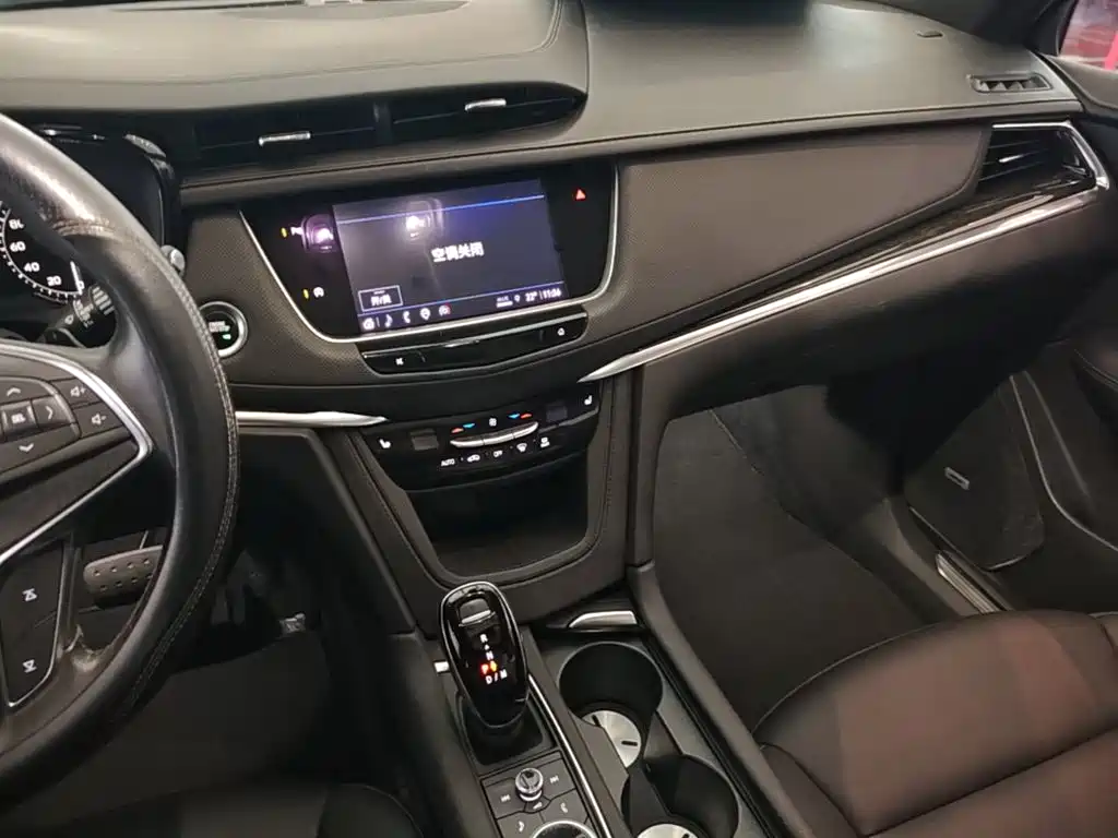 Cadillac XT5 — фото 13