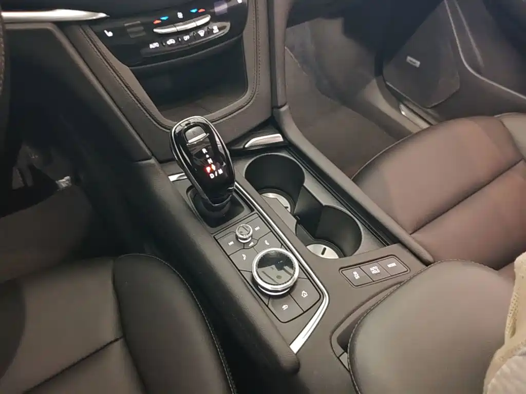 Cadillac XT5 — фото 14