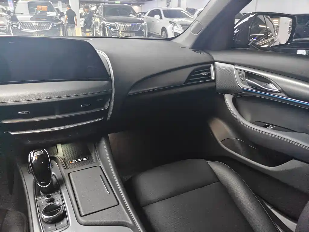 Cadillac CT5 — фото 18