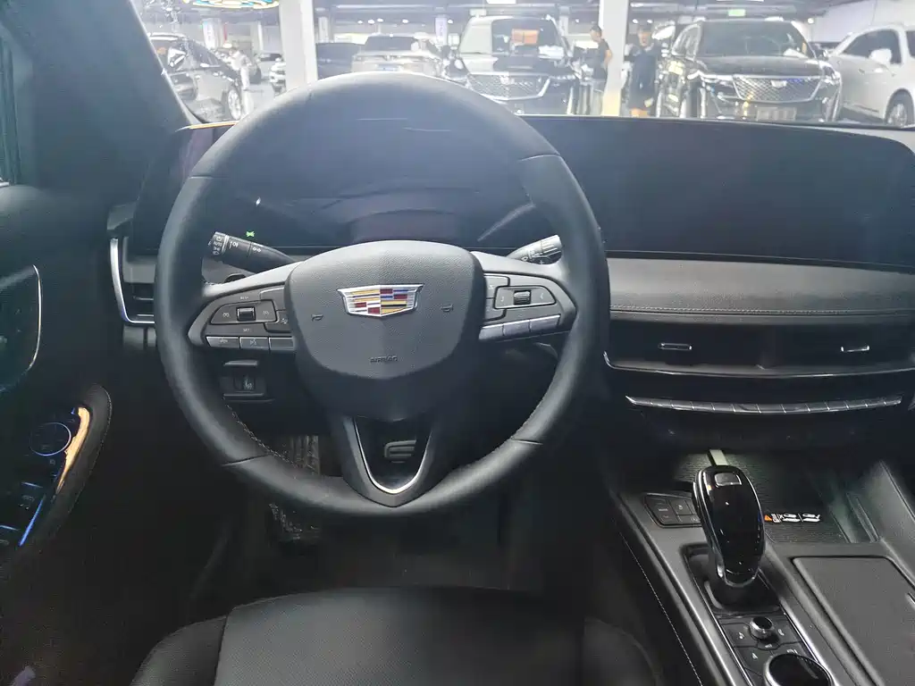 Cadillac CT5 — фото 19
