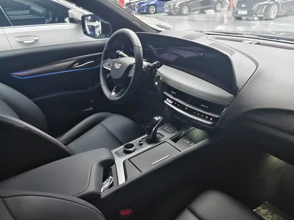 Cadillac CT5 — фото 23