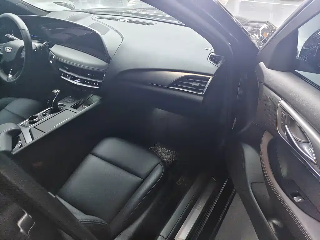 Cadillac CT5 — фото 24