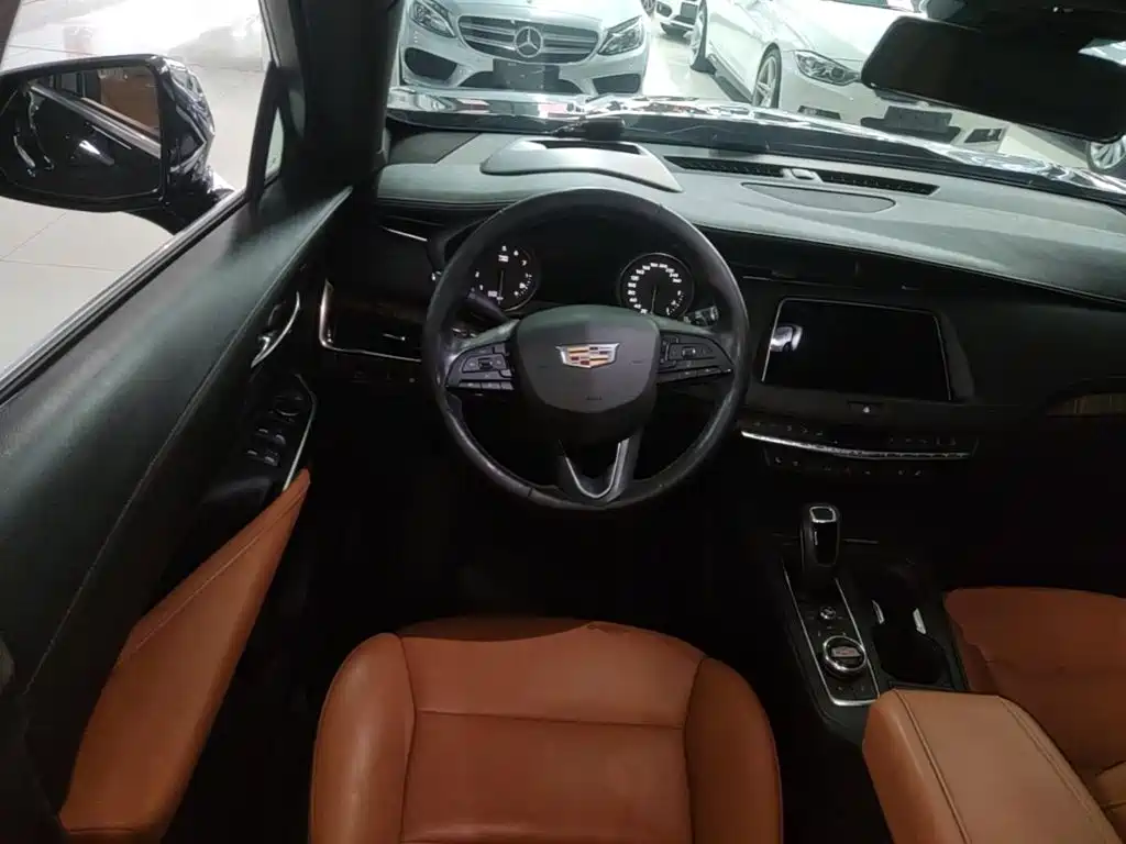 Cadillac XT4 — фото 11