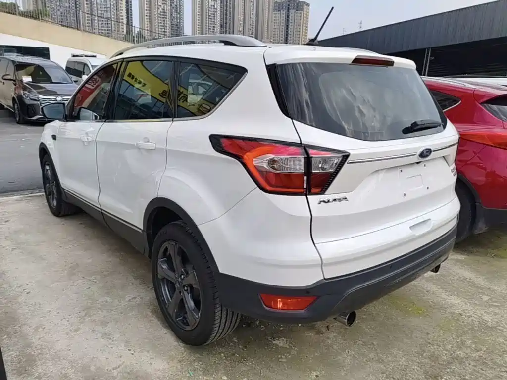 Ford Kuga — фото 23